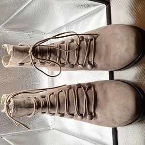 Women's size 8 Earth boots